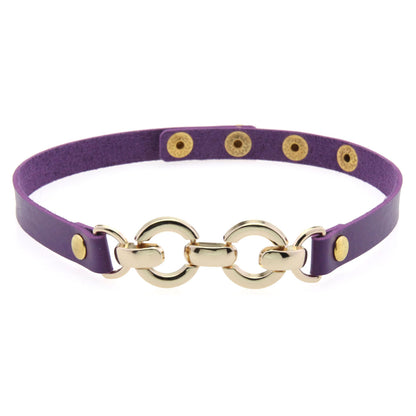 朋克爱好者民族风印花皮革项圈，时尚个性首饰，展示细节和质感的近景图片